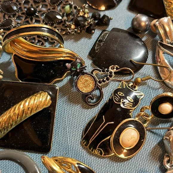 Black single earring lot, vintage to now, 55+ pieces - Picture 12 of 12
